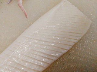 5、#辣味#双椒爆鱿鱼卷,鱿鱼身切片切花，刀斜切。