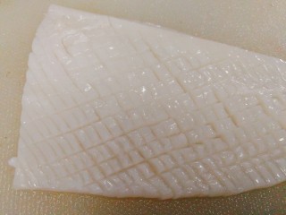 6、#辣味#双椒爆鱿鱼卷,切井字格