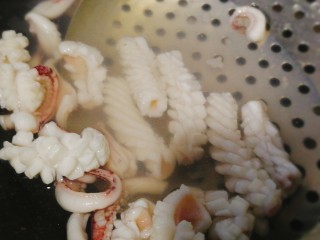 9、#辣味#双椒爆鱿鱼卷,加少许盐、鱿鱼倒锅打卷捞出来。