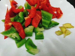 10、#辣味#双椒爆鱿鱼卷,双椒，姜片切好