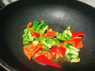 13、#辣味#双椒爆鱿鱼卷,倒入双椒翻炒