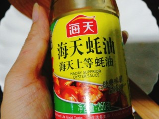 14、#辣味#双椒爆鱿鱼卷,加入适量的蚝油，生抽，料酒。