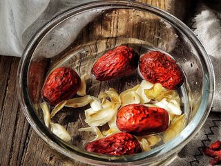 5、养颜润肺 红枣百合银耳甜汤,红枣与百合洗干净