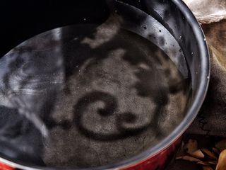 7、养颜润肺 红枣百合银耳甜汤,锅中倒入清水 (多于半锅就行)