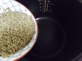 4、红枣花生黑小米粥,黑小米清洗一下浸泡二十分钟倒入电饭煲内胆里