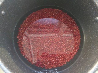 2、霜降节气美食―南瓜豆沙如意卷（附超级简单制作红豆沙方子）,红小豆放入高压锅里