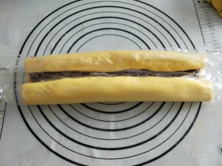 17、霜降节气美食―南瓜豆沙如意卷（附超级简单制作红豆沙方子）,另一侧也向中心如此卷好