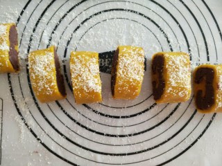 21、霜降节气美食―南瓜豆沙如意卷（附超级简单制作红豆沙方子）,切成小段