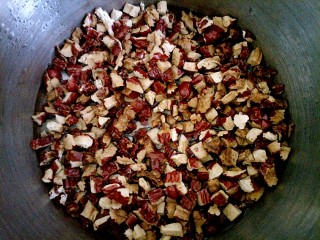 3、#家有烤箱#＋低卡红枣糕,切碎的红枣放入锅中，倒入水烧开，搅拌1分钟，闷10分钟