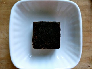 4、#家有烤箱#＋低卡红枣糕,红枣用刀弄碎