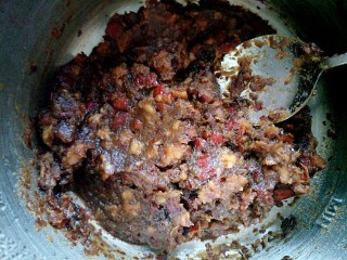 6、#家有烤箱#＋低卡红枣糕,红枣内加入红糖搅拌均匀