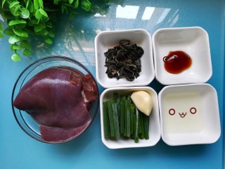 1、家常菜-木耳炒猪肝,食材准备:猪肝200克、木耳10克、耗油2茶匙、香葱段适量、蒜头1个、植物油适量