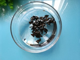 2、家常菜-木耳炒猪肝,将木耳放到清水泡发，大约20分钟