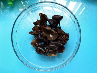 3、家常菜-木耳炒猪肝,泡发好的木耳