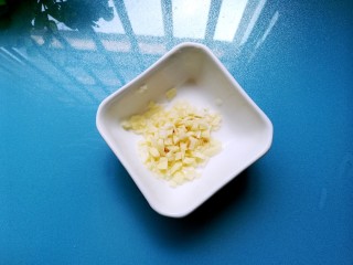 4、家常菜-木耳炒猪肝,蒜头切成蒜末备用