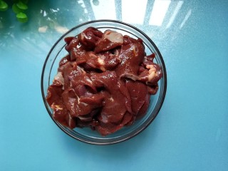 5、家常菜-木耳炒猪肝,猪肝切成薄片