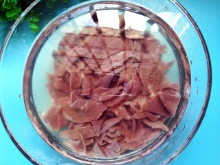 6、家常菜-木耳炒猪肝,将猪肝用清水浸泡30分钟，期间换3次清水，去除血水（肝脏是最大的排毒器官，所以制作之前必须清洗干净）