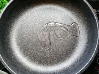 7、家常菜-木耳炒猪肝,起锅热油