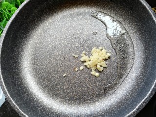 8、家常菜-木耳炒猪肝,蒜末入锅爆香