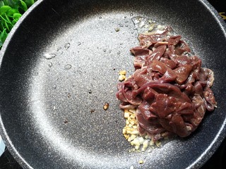 9、家常菜-木耳炒猪肝,再将猪肝倒入锅中翻炒