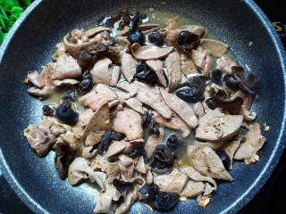 11、家常菜-木耳炒猪肝,再加适量的清水煮开