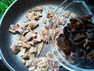 10、家常菜-木耳炒猪肝,猪肝变色后加入泡发的黑木耳翻炒