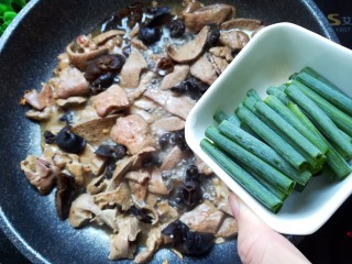 12、家常菜-木耳炒猪肝,煮开后倒入葱段增香