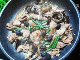 13、家常菜-木耳炒猪肝,葱段煮软后加入耗油调味，翻炒均匀即可出锅