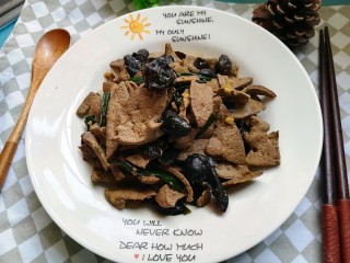 14、家常菜-木耳炒猪肝,出锅装盘，特别香的一盘家常菜，特别下饭