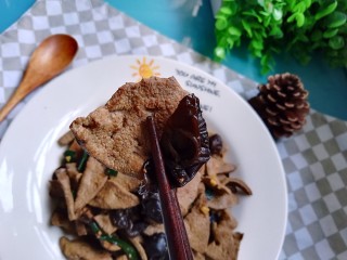 15、家常菜-木耳炒猪肝,咬一口，特别嫩香