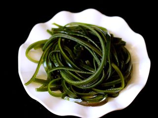 3、海鲜麻辣鸳鸯火锅,新鲜的海带洗净后切丝