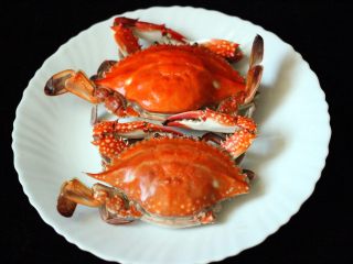 4、海鲜麻辣鸳鸯火锅,梭子蟹提前洗净后蒸熟备用