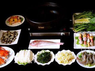 11、海鲜麻辣鸳鸯火锅,所有的食材备齐后
