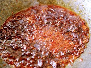 15、海鲜麻辣鸳鸯火锅,另起锅烧热花生油、把调料煸炒出红油和香味