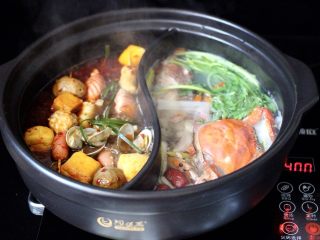19、海鲜麻辣鸳鸯火锅,煮沸后再加入蔬菜煮沸就可以食用了