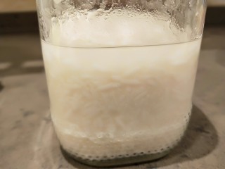 4、醪糟玫瑰黑芝麻汤圆,醪糟备用。