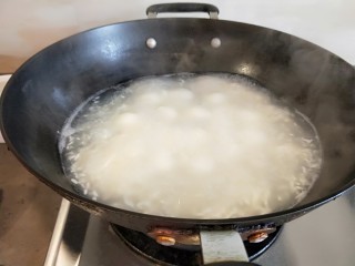 5、醪糟玫瑰黑芝麻汤圆,先放醪糟熬半小时后,放入汤圆。