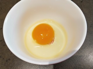 6、醪糟玫瑰黑芝麻汤圆,鸡蛋一个打入碗中。