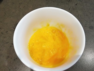 7、醪糟玫瑰黑芝麻汤圆,顺时针搅拌均匀。