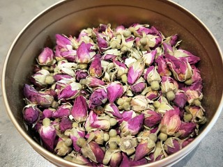 8、醪糟玫瑰黑芝麻汤圆,玫瑰3朵泡软,轻轻掰开花瓣。