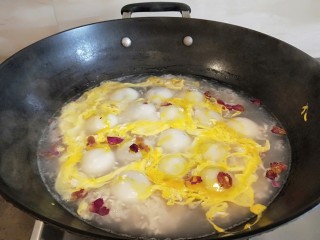 9、醪糟玫瑰黑芝麻汤圆,打入鸡蛋,加入玫瑰花瓣关火。