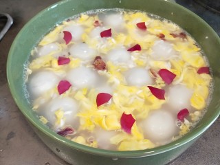 10、醪糟玫瑰黑芝麻汤圆,倒入盆中即可食用。