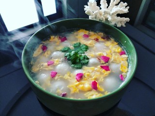 11、醪糟玫瑰黑芝麻汤圆,加入香芹叶点缀更加有食欲。