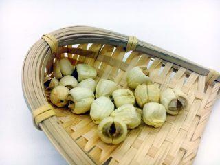 2、暖心暖胃 赤小豆莲子粥,莲子