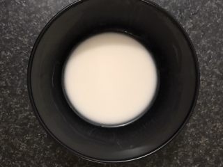 3、南瓜芡实羮,取15克藕粉加少量水调匀备用。