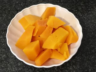 4、南瓜芡实羮,蒸南瓜,蒸到用快子可以轻松戳穿就好了,三十分钟左右。