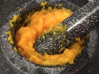 5、南瓜芡实羮,把蒸熟的南瓜用石????捣成南瓜泥。