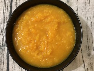 6、南瓜芡实羮,南瓜泥中加少量清水,便于过筛。