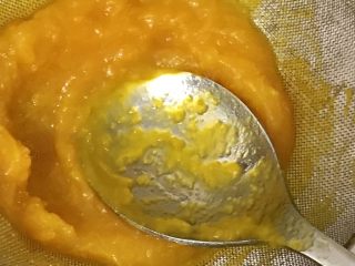 7、南瓜芡实羮,南瓜泥过筛。