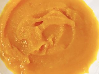 8、南瓜芡实羮,过筛后的南瓜泥很细腻。